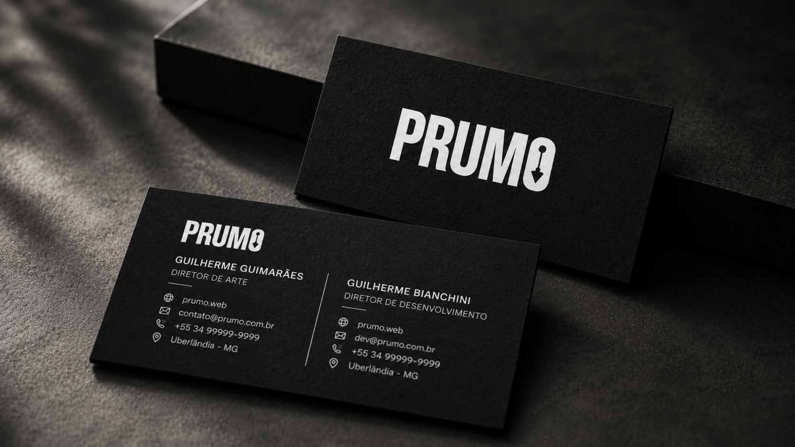 Cartões de visita pretos da Prumo com o logotipo em branco