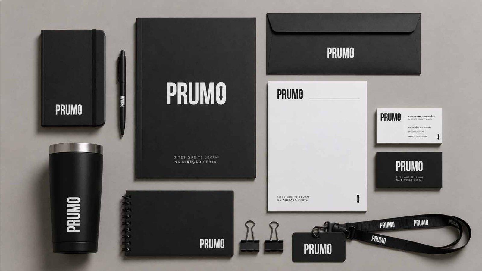 Papelaria preta da Prumo: caderno, cartões, envelope, crachá e copo