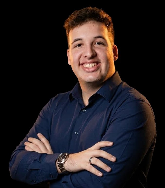 Guilherme Carvalho de braços cruzados