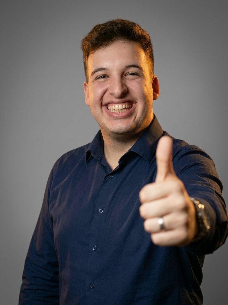 Guilherme Carvalho sorrindo e fazendo sinal de positivo